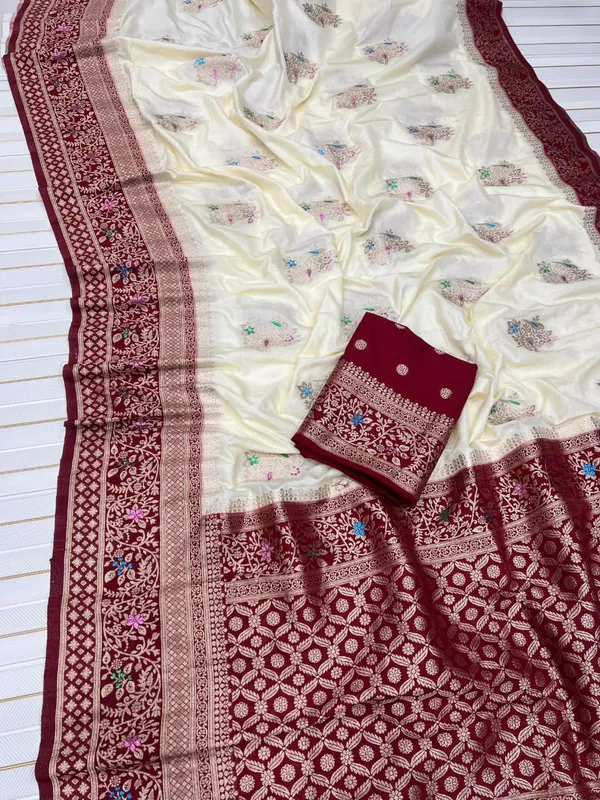 Ivory_Floral_Meena_Khadi_Crepe_Georgette_Saree_With_Antique_Zari_Rich_Pallu_And_Unstitched_Blouse