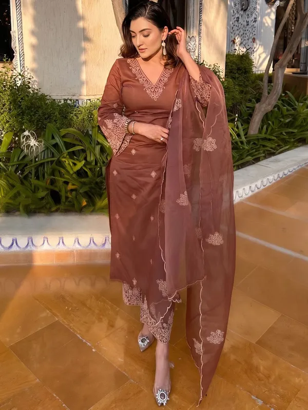 Brown_Floral_Embroidered_Roman_Silk_Straight_Kurta_Set_With_Palazzos_&_Organza_Dupatta_With_Unstitched_Blouse