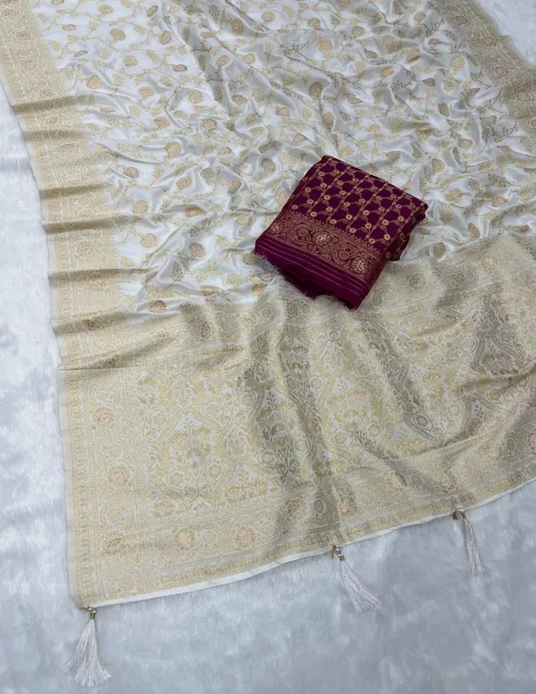 Ivory_Gold_Floral_Jaal_Banarasi_Dola_Silk_Saree_With_Grand_Pallu_Unstitched_Blouse