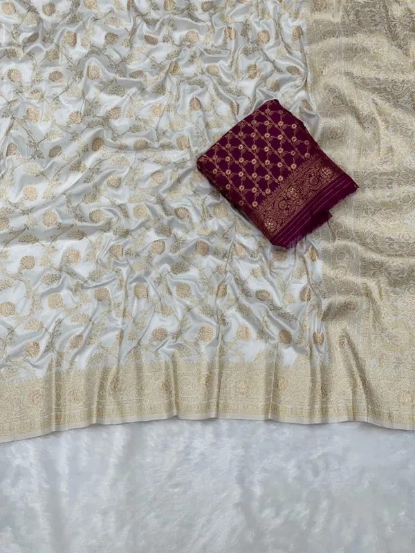 Ivory_Gold_Floral_Jaal_Banarasi_Dola_Silk_Saree_With_Grand_Pallu_Unstitched_Blouse