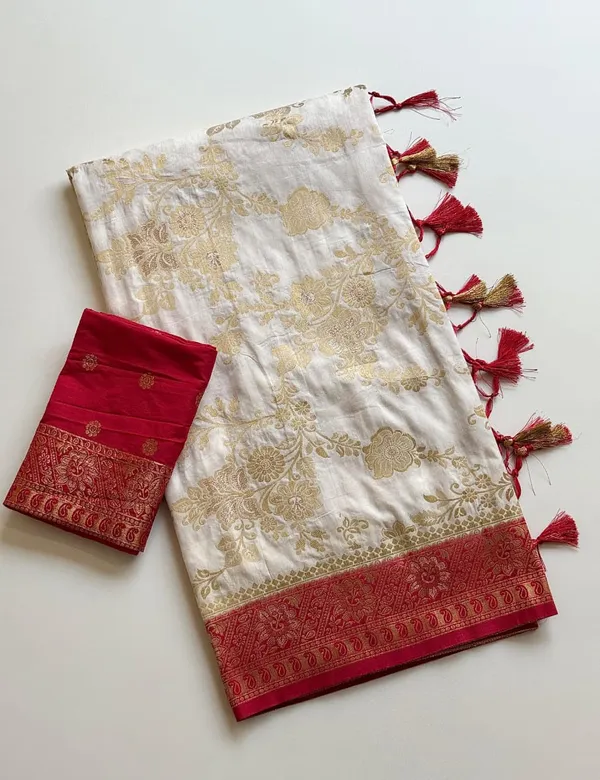 Ivory_Floral_Jaal_Dola_Silk_Saree_With_Rich_Contrast_Pallu_And_Unstitched_Blouse