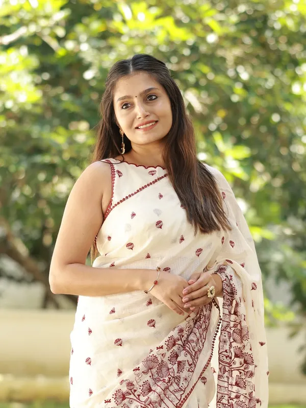 Ivory_Floral_Thread_Embroidered_Kota_Doriya_Saree_With_Cotton_Lace_Border_And_Unstitched_Blouse