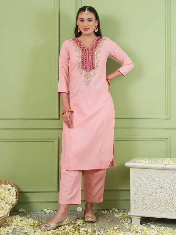 Simar_Gold_Embroidered_Peach_Straight_Kurta_Set_With_Pant_&_Vichitra_Silk_Dupatta
