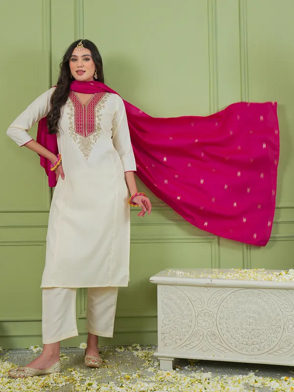 Simar_Gold_Embroidered_White_Straight_Kurta_Set_With_Pant_&_Vichitra_Silk_Dupatta