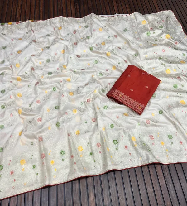 Ivory_Floral_Meenakari_Paithani_Silk_Saree_With_Rich_Pallu_Contrast_Blouse_Unstitched_Blouse