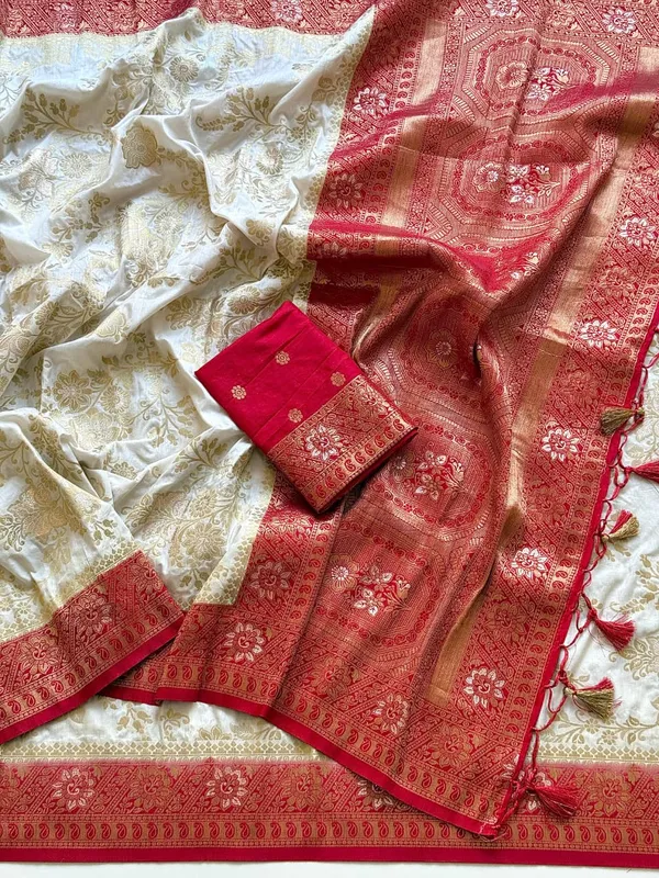 Ivory_Floral_Jaal_Dola_Silk_Saree_With_Rich_Contrast_Pallu_And_Unstitched_Blouse