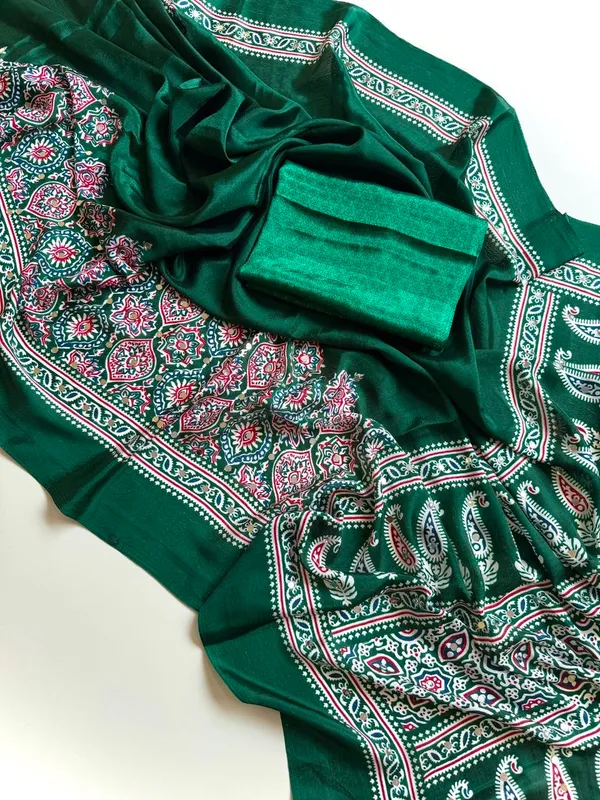 Emerald_Green_Ajrak_Print_Pure_Soft_Crepe_Silk_Saree_With_Printed_Pallu_And_Unstitched_Blouse