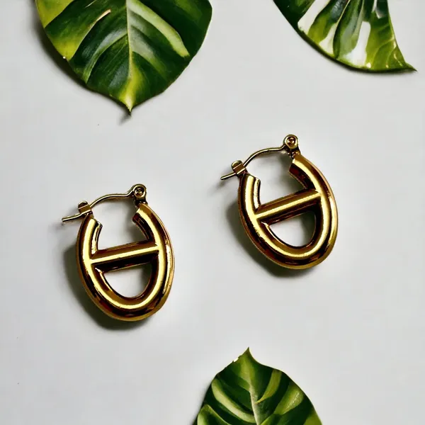 Minimalist_Oval_Gold_Hoops