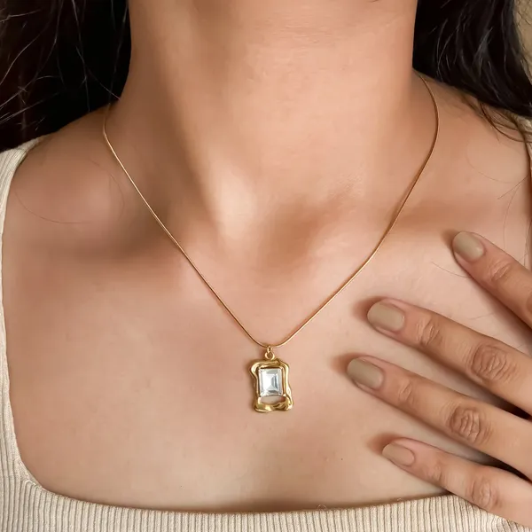 Cubic_Frame_Necklace