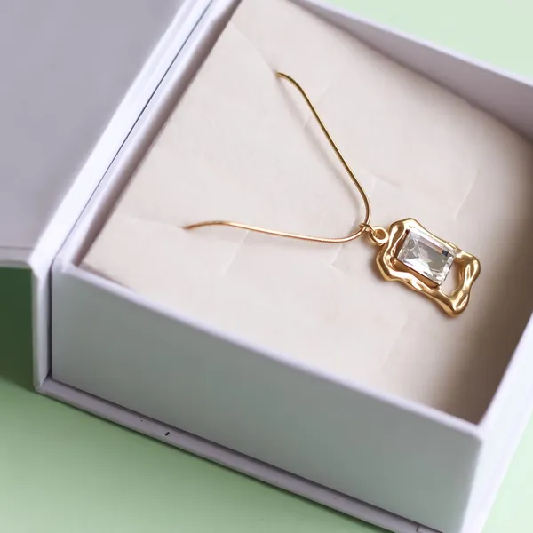 Cubic_Frame_Necklace