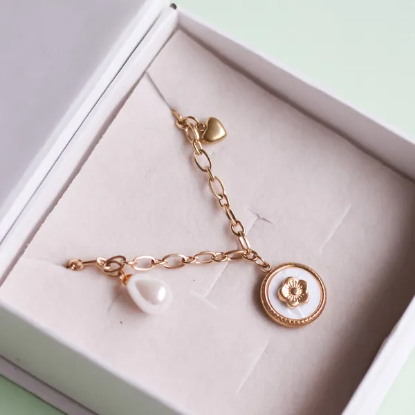 Palescent_Necklace
