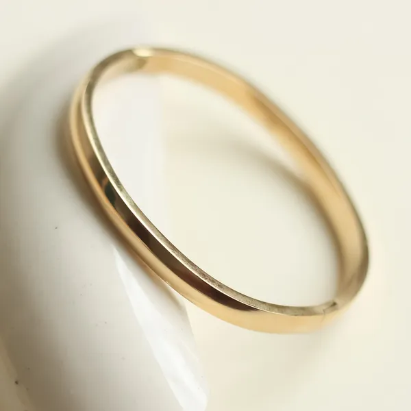 Classy_Plain_Bracelet