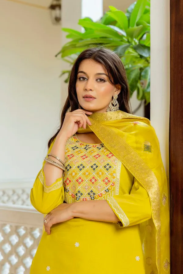 Yellow_Premium_And_Fancy_Design_Viscose_Shimmer_Kurti_Set_For_Women