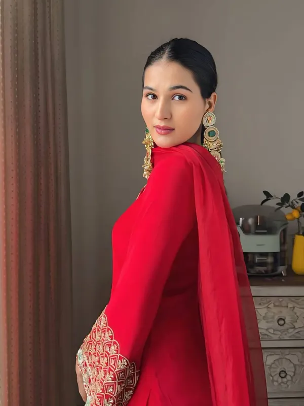 Red_Premium_And_Fancy_Design_Faux_Georgette_Farsi_Suit_Set_For_Women