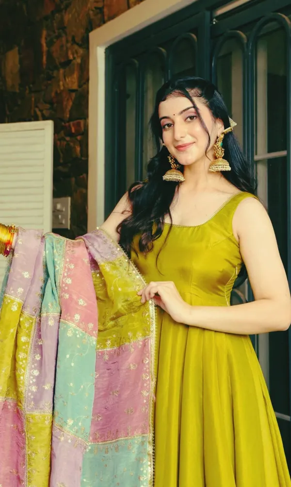 Mehendi_Green_Premium_And_Fancy_Design_Roman_Simmer_Silk_Suit_Set_For_Women