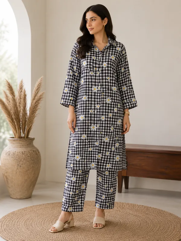 Black_Gingham_Floral_Shirt_And_Shorts_Set