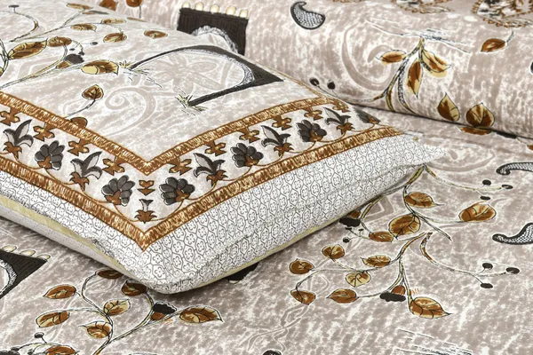 Mustard_And_Yellow_Cotton_Feel_Printed_Bedding_Set_108_X_108_Inch