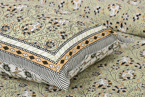 Green_Cotton_Feel_Printed_Bedsheet_108_X_108_Inch