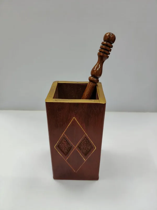 Wooden_Pen_Holder_With_Decorative_Wooden_Pen