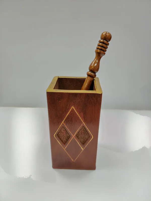 Wooden_Pen_Holder_With_Decorative_Wooden_Pen