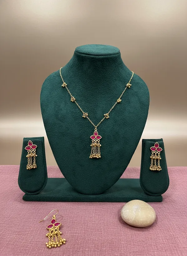 Ruby_Stone_Floral_Pendant_Necklace_With_Tassel_Earrings