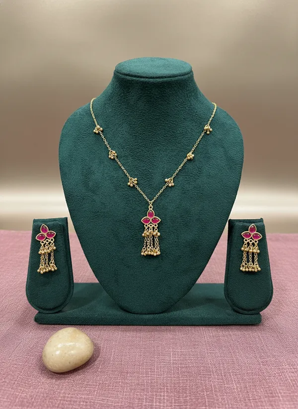 Ruby_Stone_Floral_Pendant_Necklace_With_Tassel_Earrings