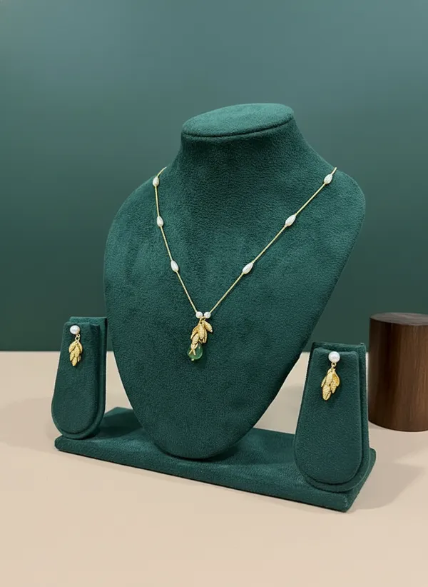 Gold_Chain_Necklace_With_Green_Stone_Leaf_Pendant