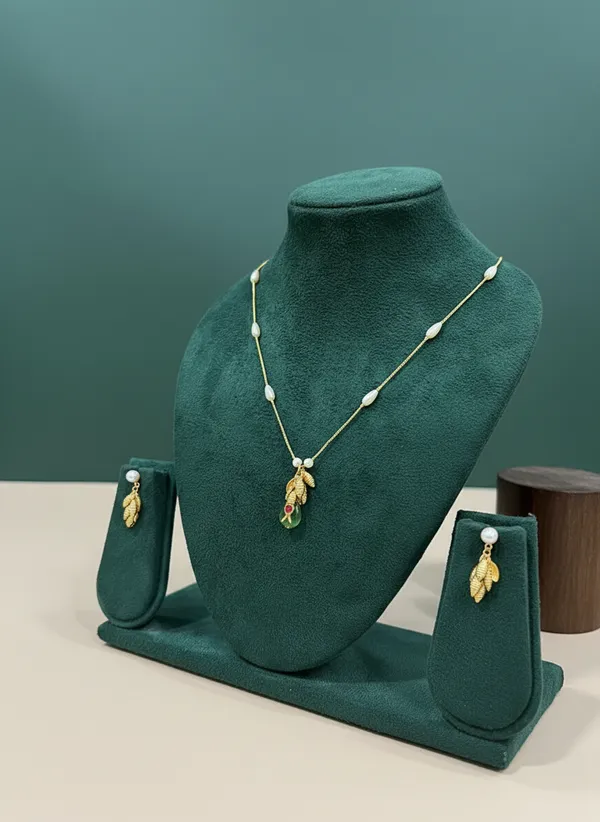 Gold_Chain_Necklace_With_Green_Stone_Leaf_Pendant