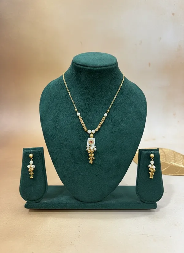Gold_Pearl_And_Ghungroo_Cluster_Necklace_Set