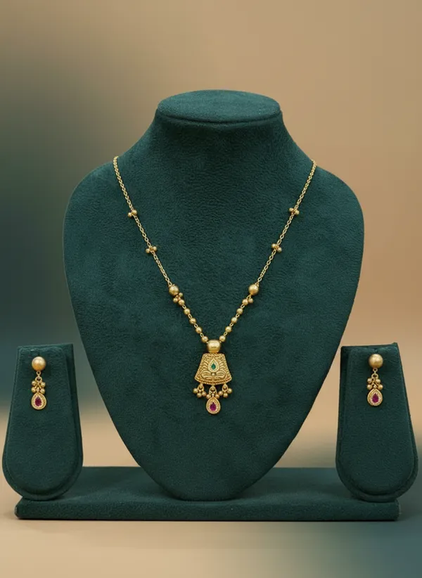 Antique_Gold_Engraved_Pendant_Necklace_Set_With_Ruby_Drop