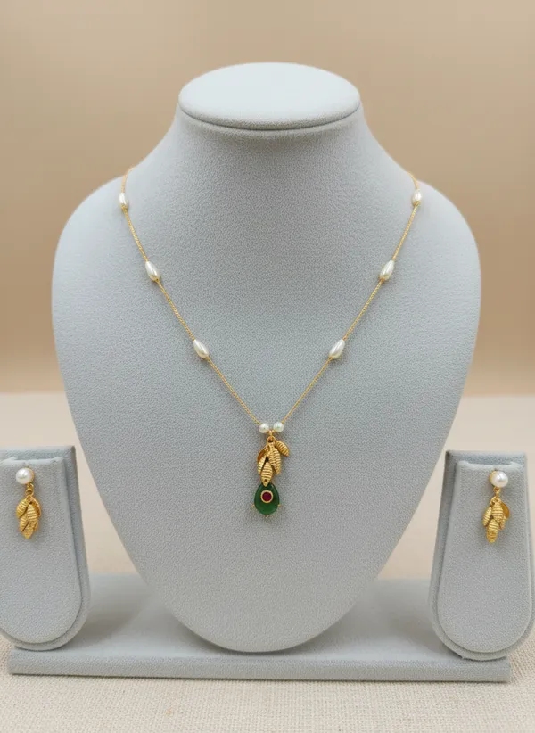 Gold_Leaf_Pendant_Necklace_Set_With_Green_Stone_And_Pearl_Chain