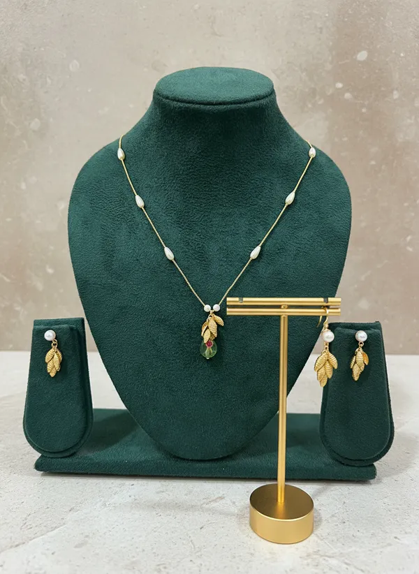 Gold_Leaf_Pendant_Necklace_Set_With_Green_Stone_And_Pearl_Chain