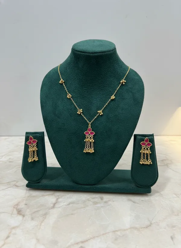 Gold_Ruby_Floral_Tassel_Necklace_Set_With_Ghungroo_Chain