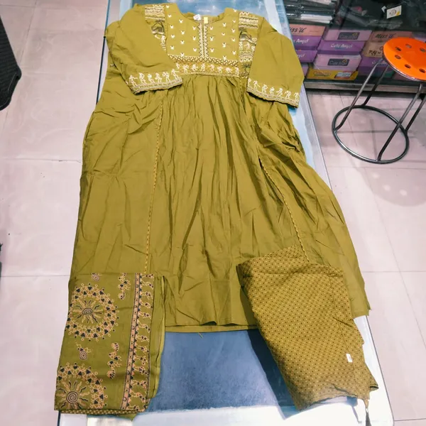 Mehendi_Green_Embroidered_Kurta_Set_With_Dupatta