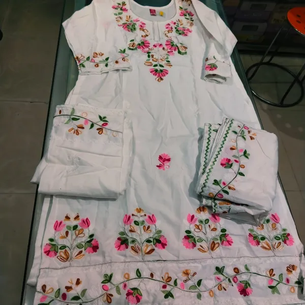 White_Embroidered_Kurta_Set_With_Floral_Design
