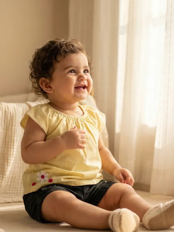 Girls_Organic_Cotton_Poplin_Sleevless_Flowers_Applique_Raglon_Top_And_Bloomer_Set_Yellow