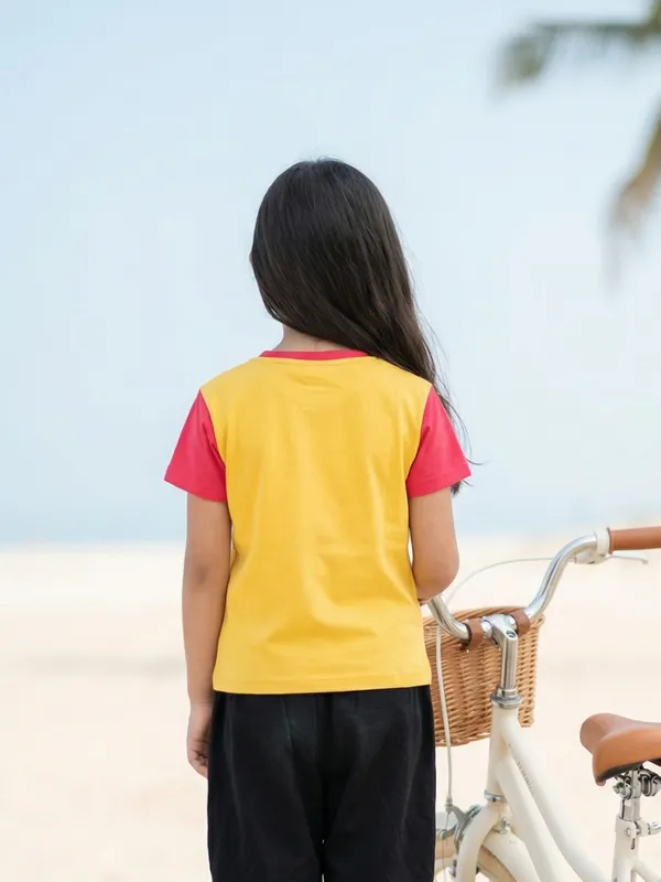 Unisex_Organic_Cotton_Interlock_Short_Sleeve_Bee_On_Car_Applique_T_Shirt_Yellow