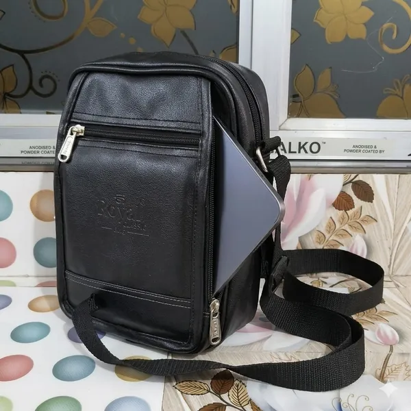 Black_Leather_Crossbody_Bag_For_Daily_Carry