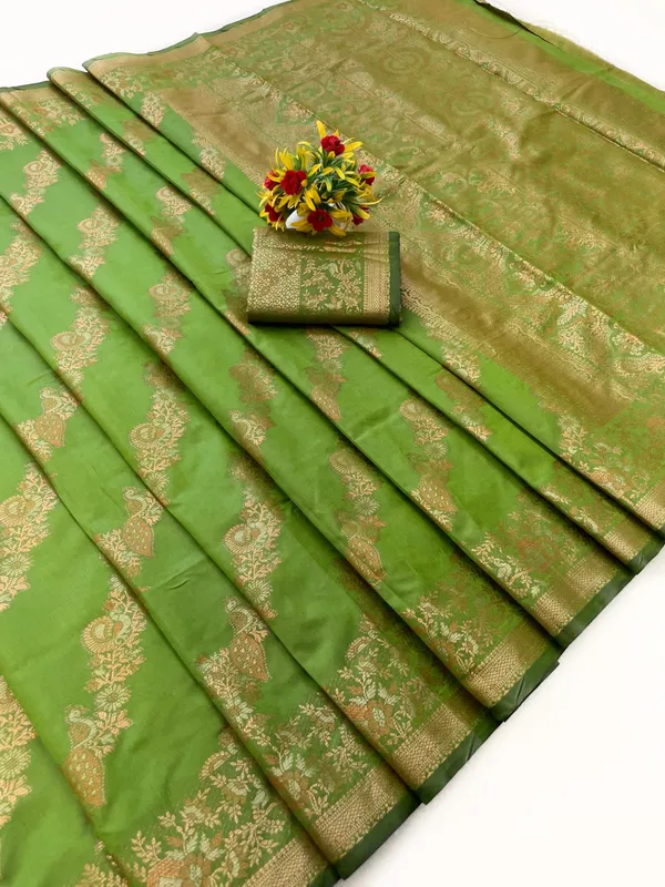 Elegant_Banarasi_Silk_Saree_With_Golden_Zari_Work_Green