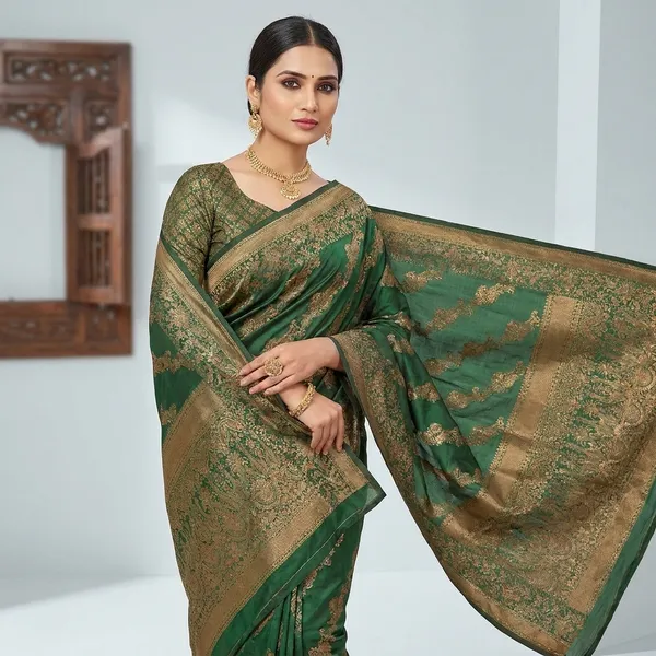 Elegant_Banarasi_Silk_Saree_With_Golden_Zari_Work_Green