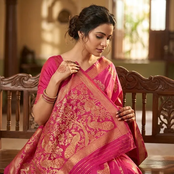Traditional_Banarasi_Silk_Saree_With_Golden_Zari_Work_Magenta_Pink
