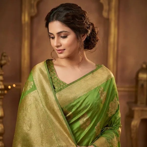 Elegant_Banarasi_Silk_Saree_With_Golden_Zari_Work_Green