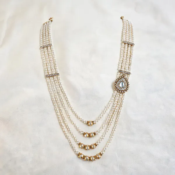 Maroon_And_White_Layered_Necklace_Alloy_For_Unisex_Pack_Of_1