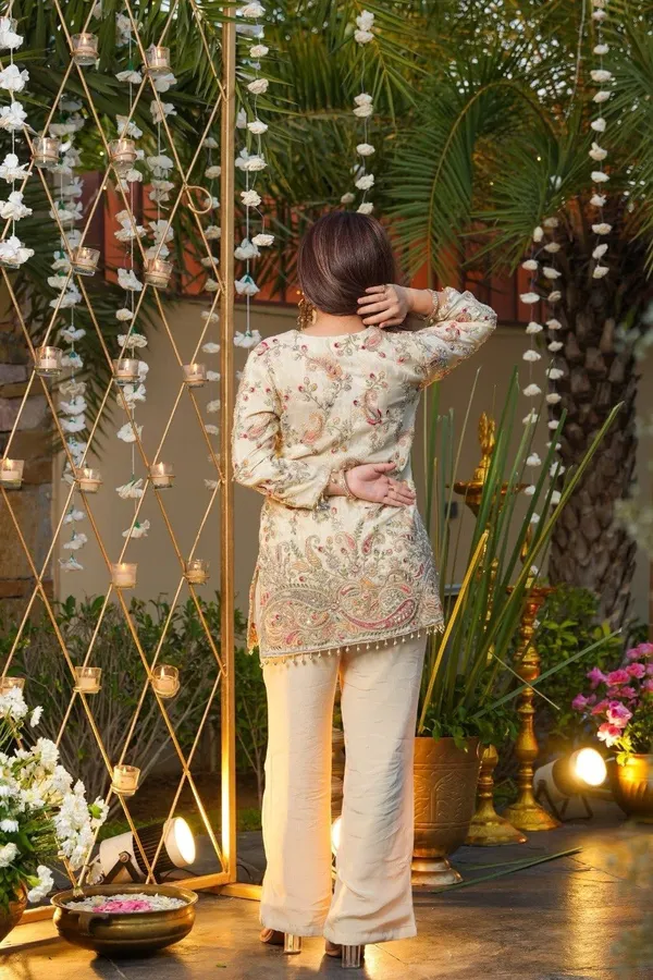 Cream_Cotton_Floral_Embroidered_Ethnic_Suit_Set_For_Women