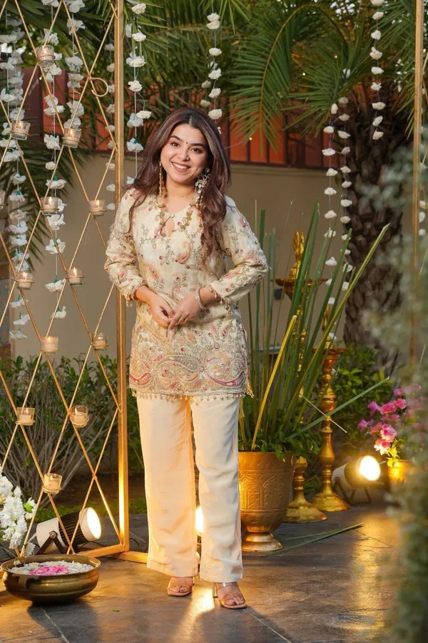 Cream_Cotton_Floral_Embroidered_Ethnic_Suit_Set_For_Women