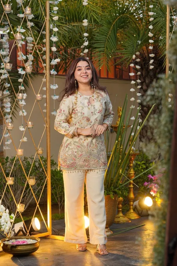 Cream_Cotton_Floral_Embroidered_Ethnic_Suit_Set_For_Women