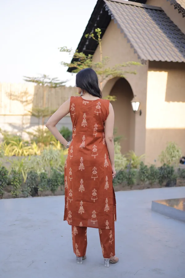 Rust_Orange_Cotton_Sleeveless_Kurta_Set_For_Women