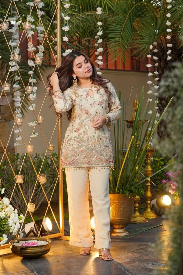 Cream_Cotton_Floral_Embroidered_Ethnic_Suit_Set_For_Women