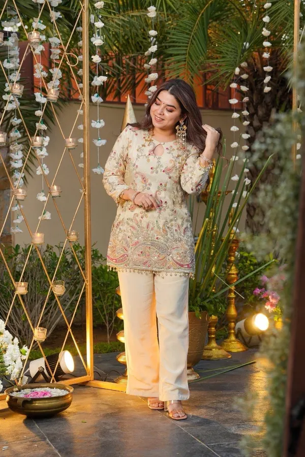 Cream_Cotton_Floral_Embroidered_Ethnic_Suit_Set_For_Women