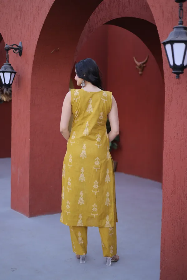Yellow_Cotton_Sleeveless_Kurta_Set_For_Women